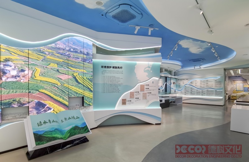 自然科技展廳設計中如何設置實時觀測和實驗裝置，以展示科學現(xiàn)象？